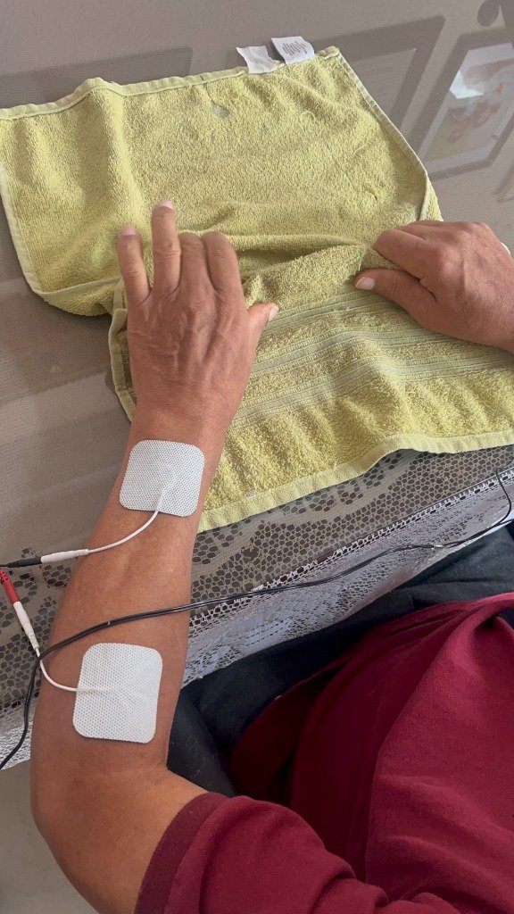 Sesión de ejercicio terapéutico y electroestimulación en adulto mayor en casa